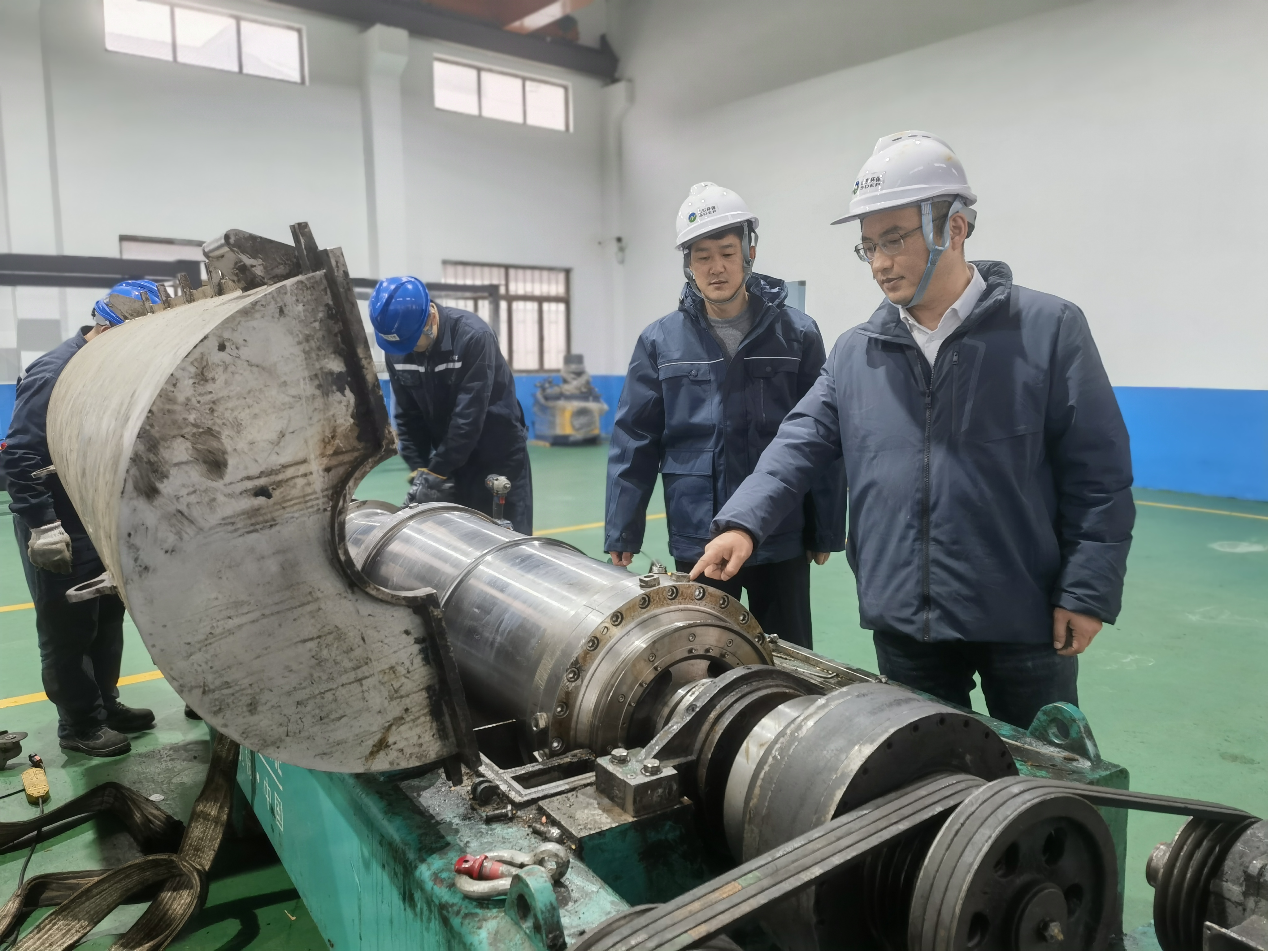 楊乾罡正在三相離心機(jī)維修車間查看設(shè)備維修情況.jpg
